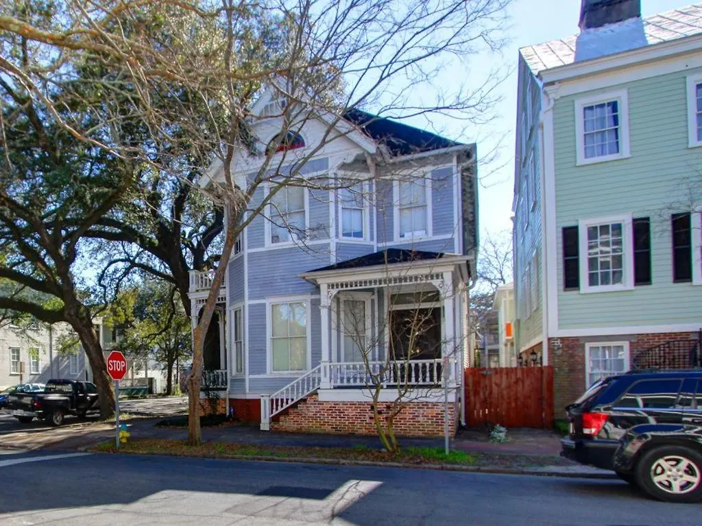 Big Blue House - Near Forsyth Park - Lower Unit Savannah