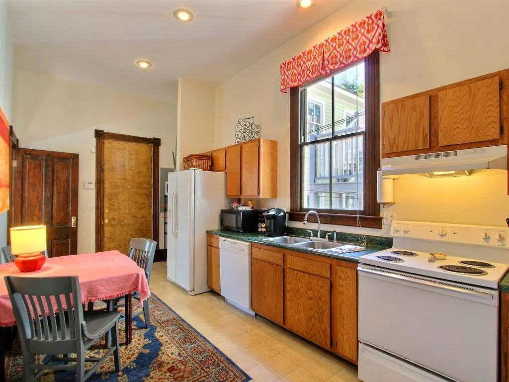 Casa de Férias Big Blue House - Near Forsyth Park - Lower Unit Savannah