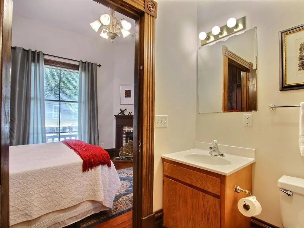 Big Blue House - Near Forsyth Park - Lower Unit Savannah